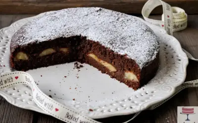 Czekoladowa babka jajowata z kawałkami jabłek, posypana cukrem pudrem. Pyszne ciasto na co dzień.