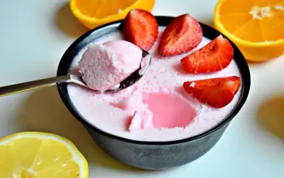 Różowa galaretka z pianką, truskawkami i cytrusami. Niska galaretka kcal, idealna na deser.