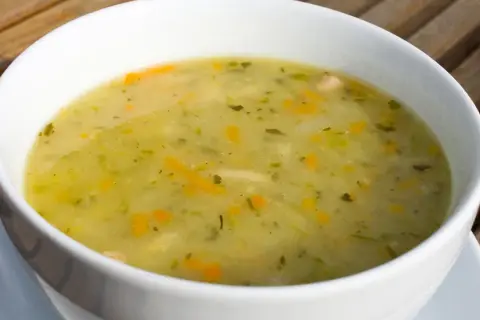 Zupa ogórkowa przepis babci, pełna warzyw i ziół, pachnie domem i tradycją. Idealna na chłodne dni.
