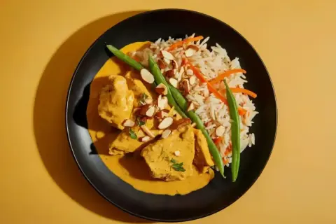 Pyszny kurczak w sosie curry z ryżem, fasolką szparagową i migdałami. Prosty przepis na obiad, który zachwyci każdego.