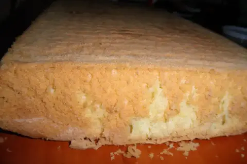 Puszysty biszkopt na dużą blachę, idealny do tortów. Ten przepis na biszkopt jest prosty i gwarantuje sukces.