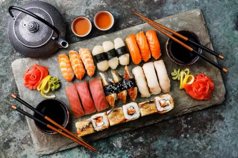 Wykwintne sushi, krewetki, łosoś, tuńczyk i węgorz. To kwintesencja japońskiej kuchni, podane z imbirem, wasabi i sosem sojowym.
