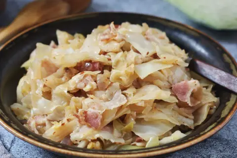 Pyszna kapusta zasmażana z boczkiem, idealna na obiad. Prosty przepis, jak zrobić kapustę zasmażaną, by zachwycić domowników.