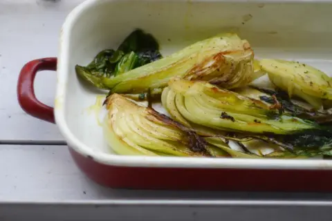 Pieczona kapusta pak choi w naczyniu, idealna do prostych przepisów.