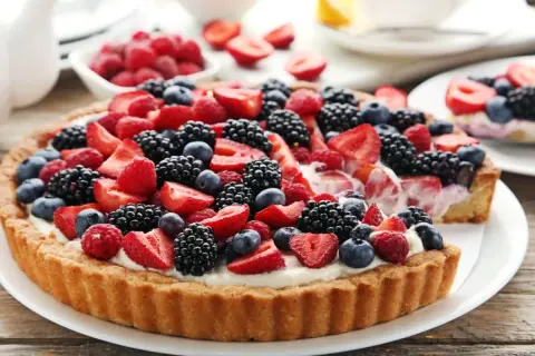 Pyszna tarta z mascarpone i bogactwem świeżych owoców: truskawek, malin, jeżyn i borówek. Idealna na letnie popołudnie.