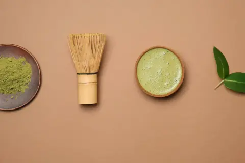 Proszek matcha, bambusowa miotełka chasen, gotowy napój i liście. Czy matcha pobudza? Zobacz sam!