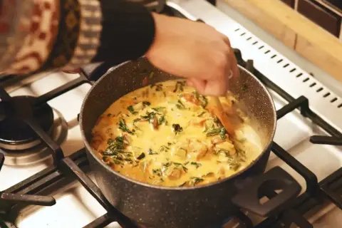 Gotowy do podania kremowy kurczak w sosie z dodatkiem świeżych ziół. Idealny do podania z ryżem, jako danie z przepisu na garam masala.