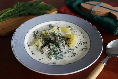 Zupa śledziowa Ani gotuje się z ziemniakami i koperkiem. Pyszne danie na obiad.