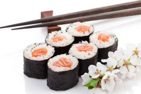 Roladki sushi z łososiem i pałeczki. Gdzie kupić ryż do sushi?