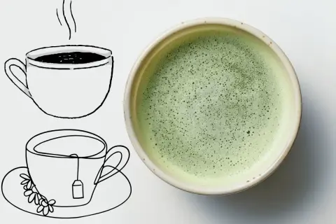 Czy matcha to kawa? Obok rysunków filiżanek z herbatą i kawą, znajduje się miseczka z zielonym, spienionym napojem.