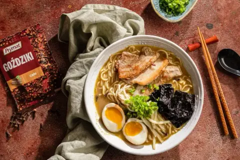 Jak zrobić ramen? Aromatyczny bulion, makaron, jajko na pół, chrupiący boczek i nori. Idealny przepis na rozgrzewający posiłek.