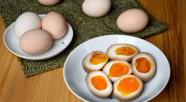 Jajka na miękko z płynnym żółtkiem, idealne do ramen. Zobacz, jak ugotować jajko do ramen, by uzyskać taki efekt.