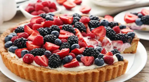 Pyszna tarta z mascarpone i bogactwem świeżych owoców: truskawek, malin, jeżyn i borówek. Idealna na letnie popołudnie.