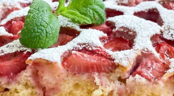 Szybkie ciasto na niedzielę do kawy z truskawkami i miętą, posypane cukrem pudrem. Idealne na leniwe popołudnie.