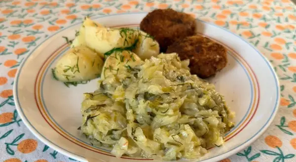 Pyszne danie: kotlety, ziemniaki z koperkiem i duszona młoda kapusta. Idealny przepis na obiad!