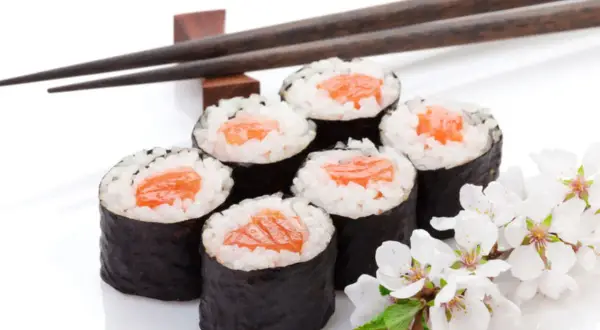 Roladki sushi z łososiem i pałeczki. Gdzie kupić ryż do sushi?