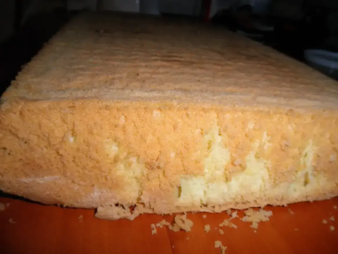 Puszysty biszkopt na dużą blachę, idealny do tortów. Ten przepis na biszkopt jest prosty i gwarantuje sukces.