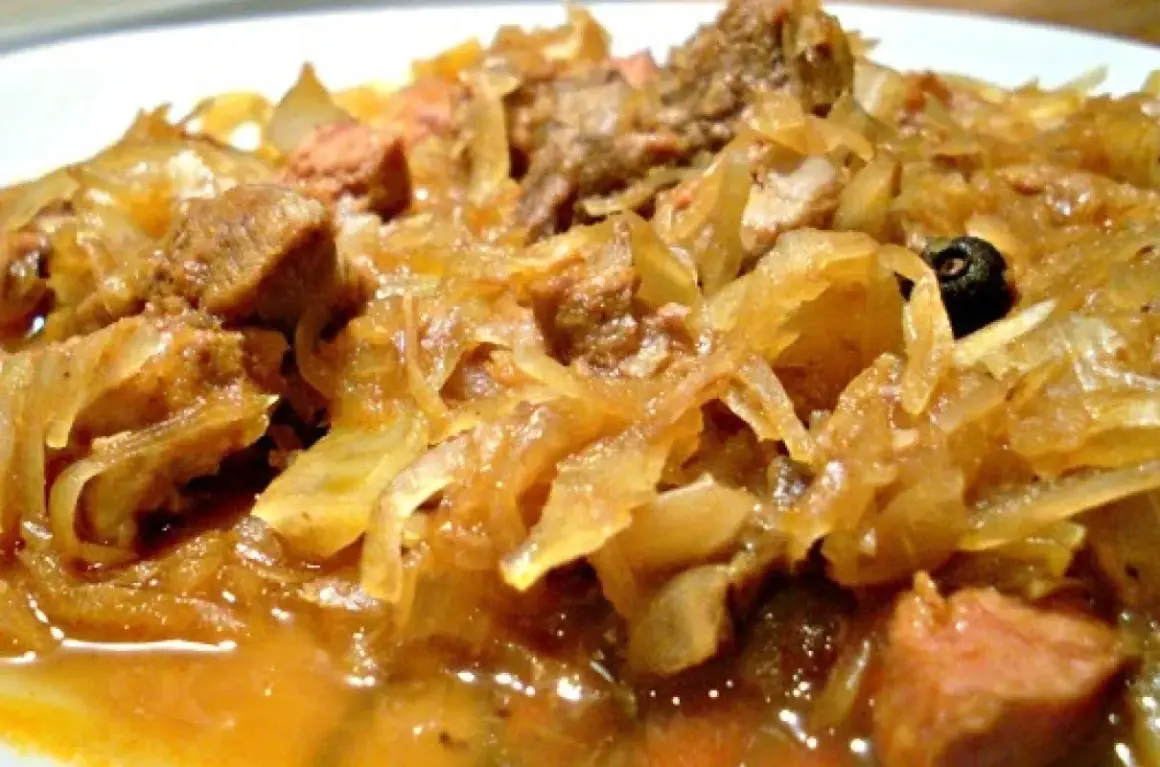 Tradycyjny polski bigos przepisy mistrzów. Aromatyczne danie z kapusty i mięsa, gotowe do podania.