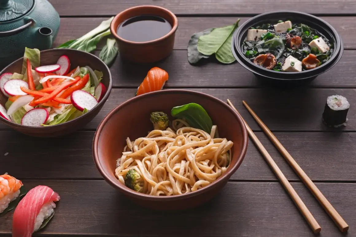 Sos sojowy idealnie podkreśli smak makaronu z warzywami, sushi i zupy. Pyszny azjatycki posiłek czeka!