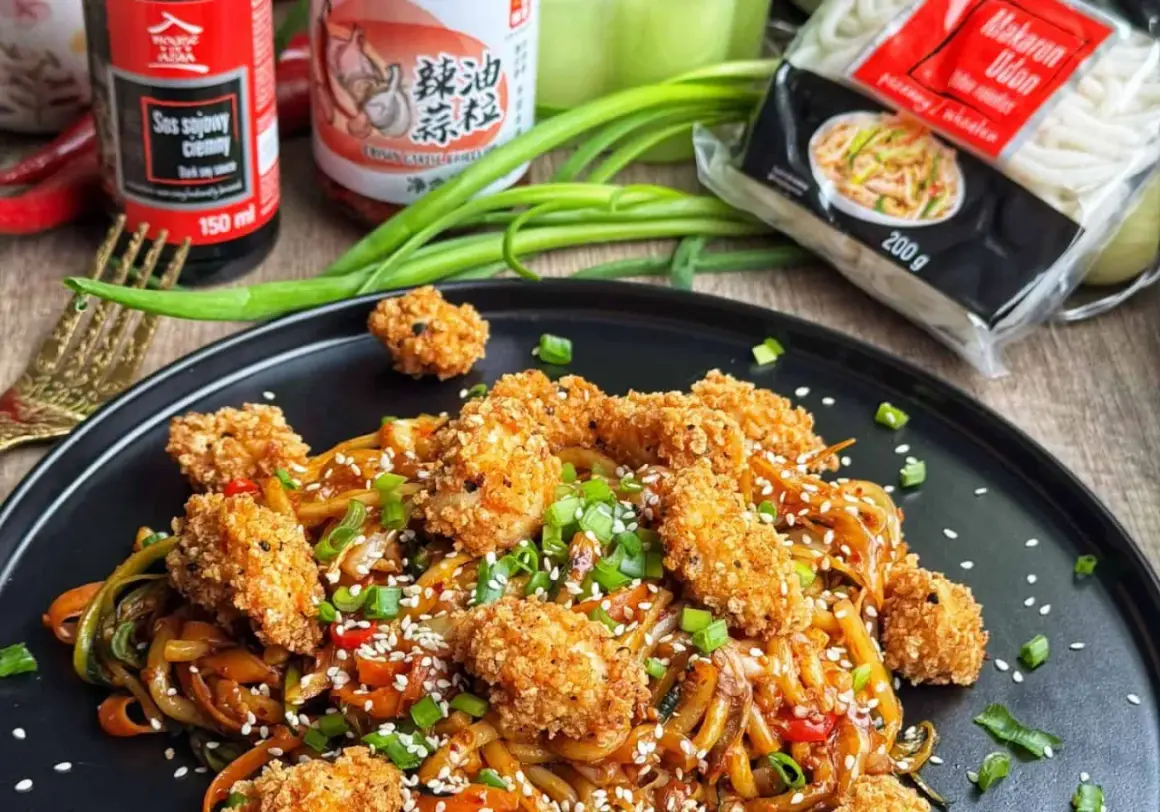 Chrupiące kąski kurczaka z makaronem udon w sosie. Inspiracja na air fryer przepisy.