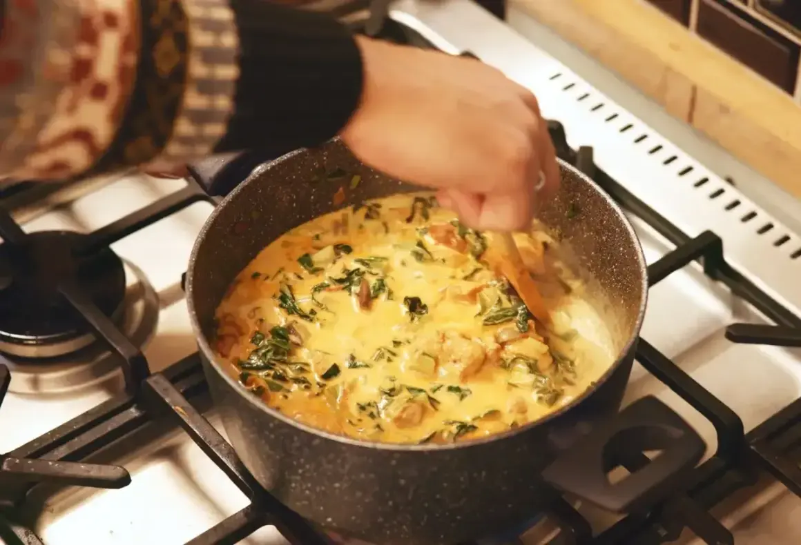 Gotowy do podania kremowy kurczak w sosie z dodatkiem świeżych ziół. Idealny do podania z ryżem, jako danie z przepisu na garam masala.