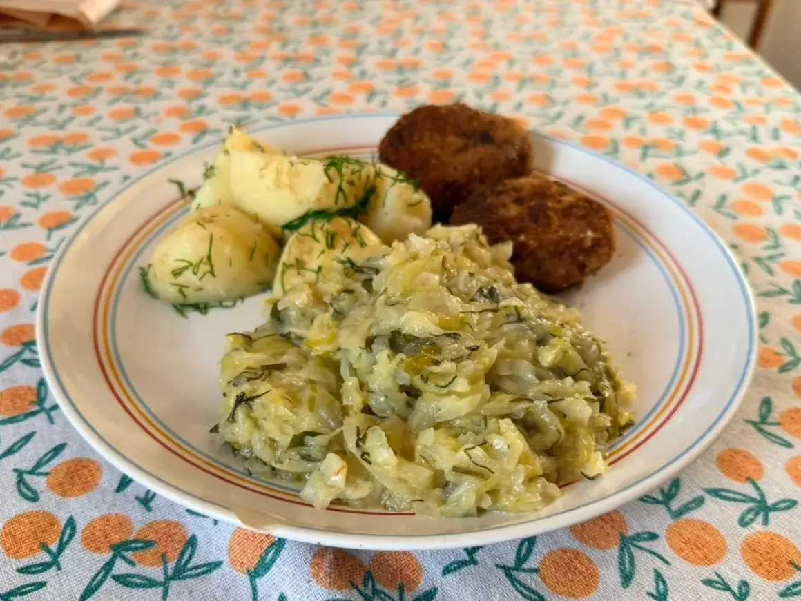 Pyszne danie: kotlety, ziemniaki z koperkiem i duszona młoda kapusta. Idealny przepis na obiad!