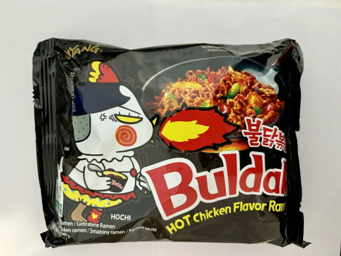 Gdzie kupić buldak ramen? Opakowanie pikantnego kurczakowego ramenu z postacią Houchi.