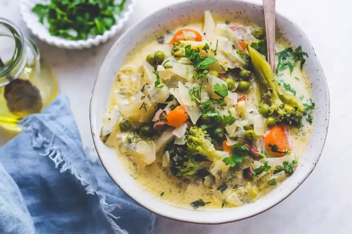 Pyszna zupa jarzynowa z mrożonki przepis. Kremowa, pełna warzyw jak brokuły, marchewka i groszek, posypana świeżą natką pietruszki.