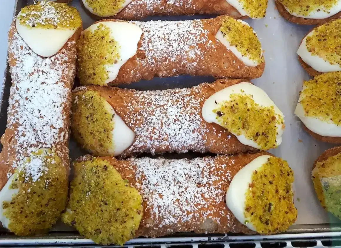 Pyszne cannoli, idealne na deser. Ten przepis na cannoli to gwarancja sukcesu. Posypane cukrem pudrem i pistacjami.