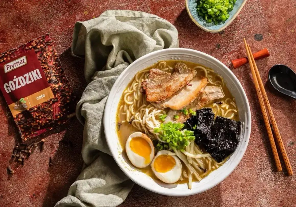 Jak zrobić ramen? Aromatyczny bulion, makaron, jajko na pół, chrupiący boczek i nori. Idealny przepis na rozgrzewający posiłek.