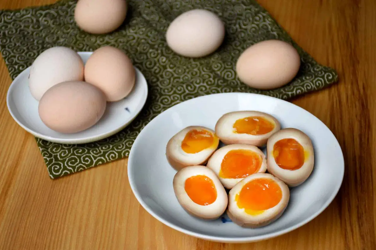 Jajka na miękko z płynnym żółtkiem, idealne do ramen. Zobacz, jak ugotować jajko do ramen, by uzyskać taki efekt.