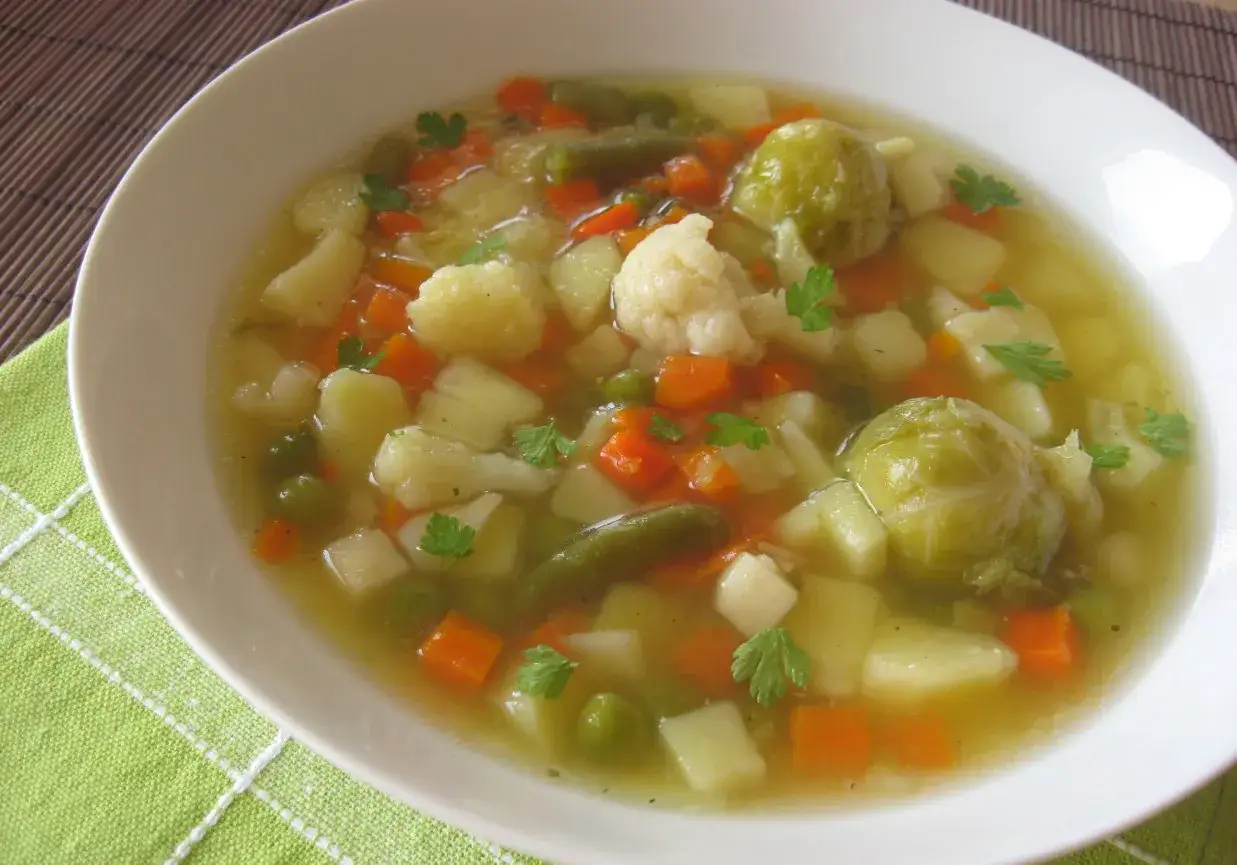 Zupa jarzynowa z mrożonki przepis: sycąca, pełna warzyw jak ziemniaki, marchewka, kalafior, fasolka szparagowa i groszek, z dodatkiem brukselki.