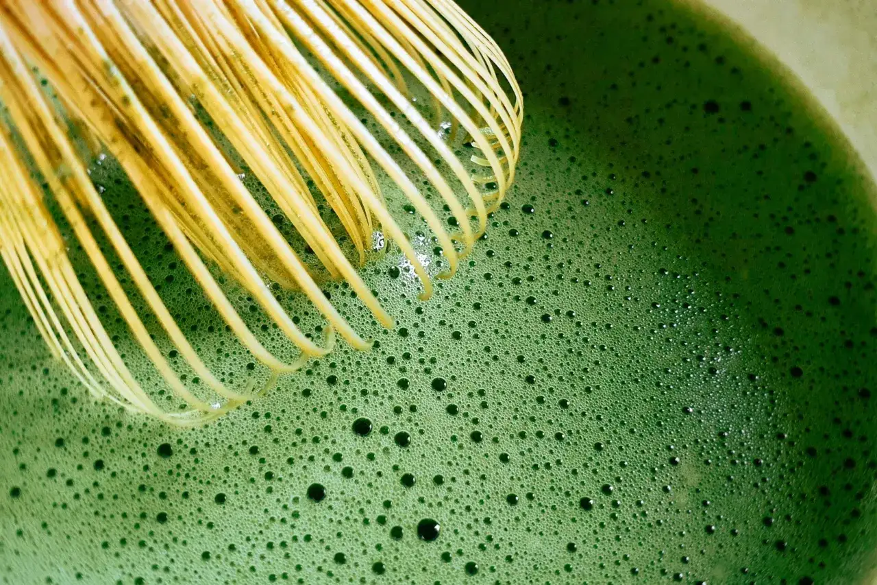 Bambusowa miotełka do ubijania spienionej, zielonej herbaty matcha. Czy matcha pobudza? Ten napój z pewnością doda Ci energii!