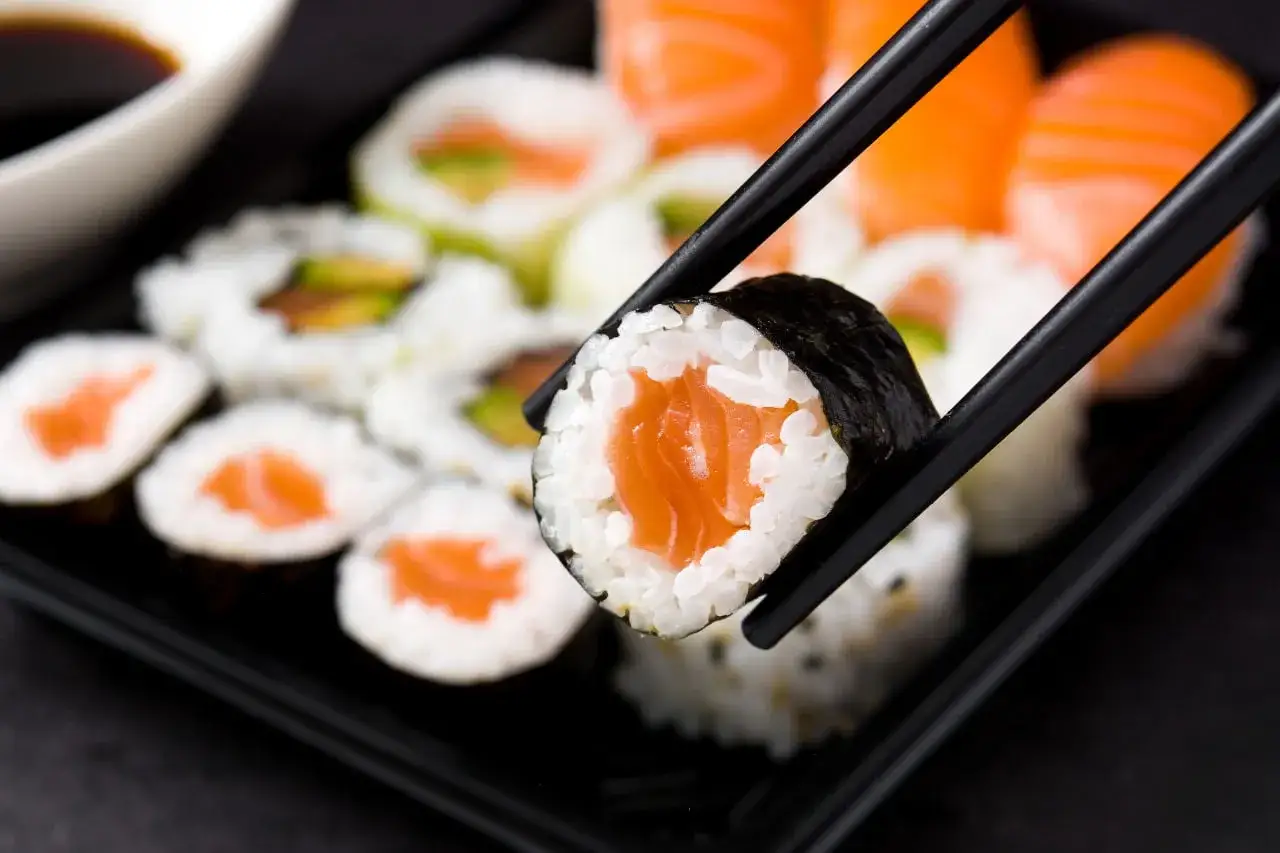 Chwytasz pałeczkami soczyste sushi z łososiem. Czy to zdrowe? Zdecydowanie tak, jeśli wybierasz świeże składniki i umiarkowane porcje.