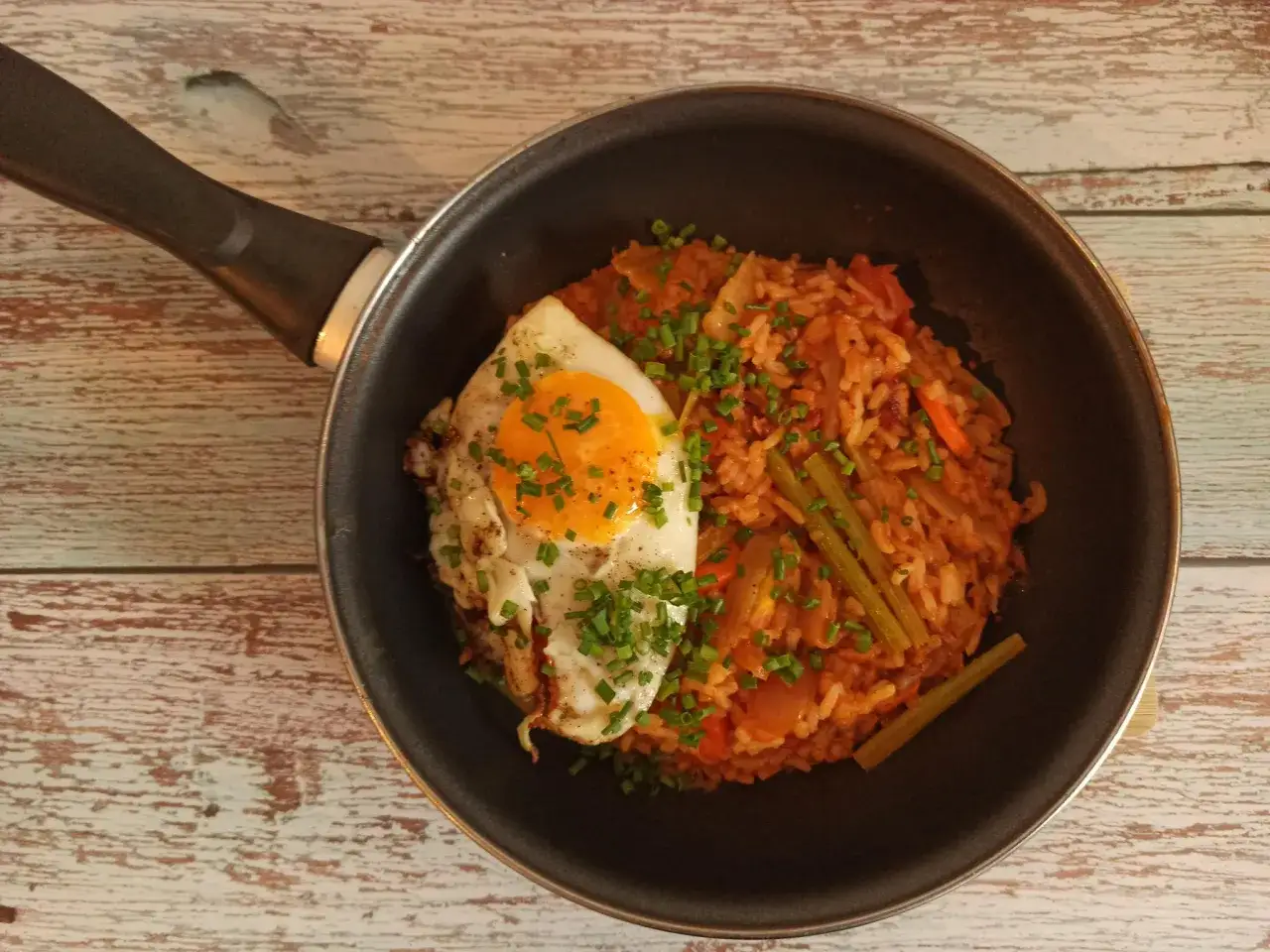 Ryż z warzywami i jajkiem sadzonym na patelni. Idealne danie, z czym podawać kimchi, by podkreślić jego smak.