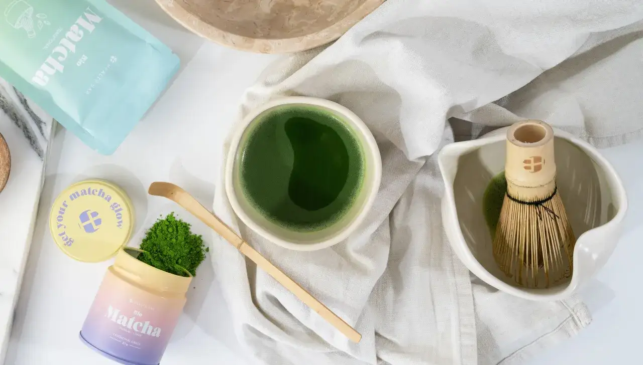 Zestaw do parzenia matcha: proszek, bambusowa miotełka i miseczka. Idealne miejsce, by dowiedzieć się, matcha gdzie kupić stacjonarnie.