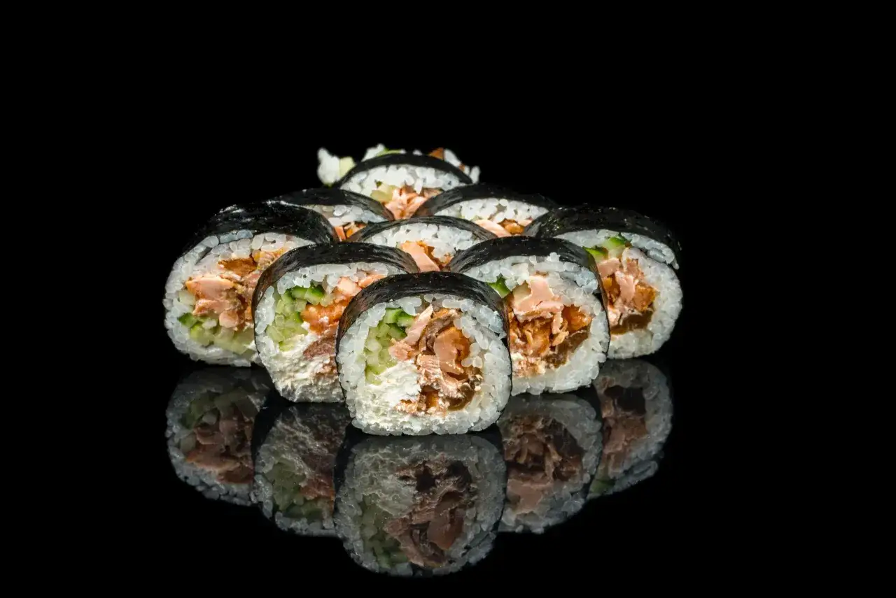 Roladki sushi z pieczonym łososiem, kremowym serkiem i ogórkiem. Idealne, gdy zastanawiasz się, jak upiec łososia do sushi.