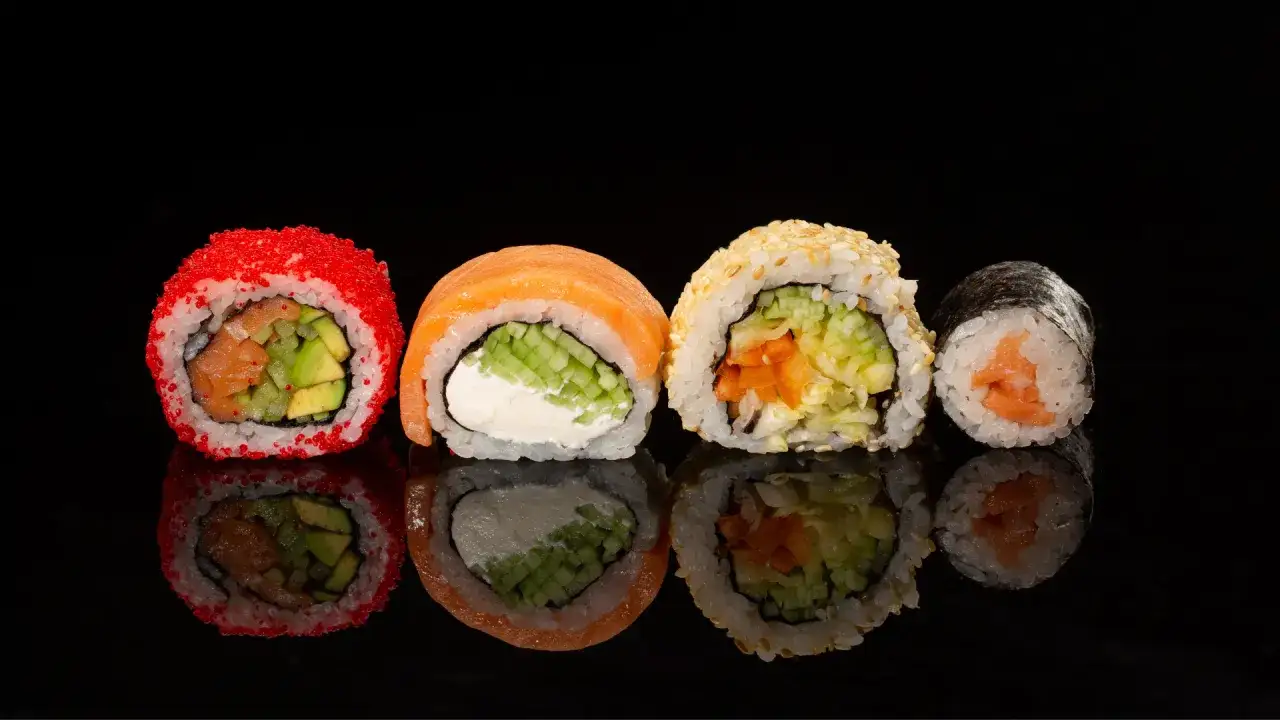 Cztery kawałki sushi na osobę: z łososiem, awokado, og&oacute;rkiem i serkiem.