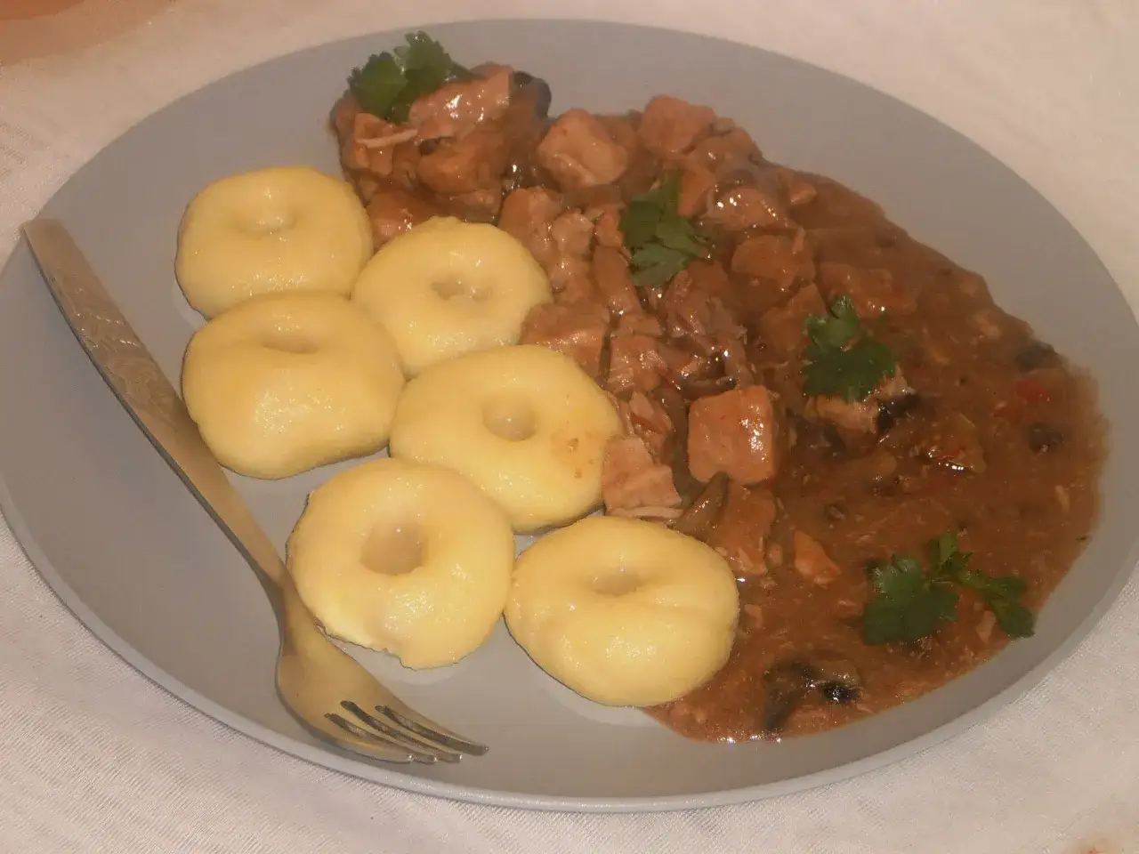 Pyszne kluski śląskie z gulaszem. Idealny gnocchi przepis z czym podawać, gdy chcesz zjeść coś sycącego i pysznego.