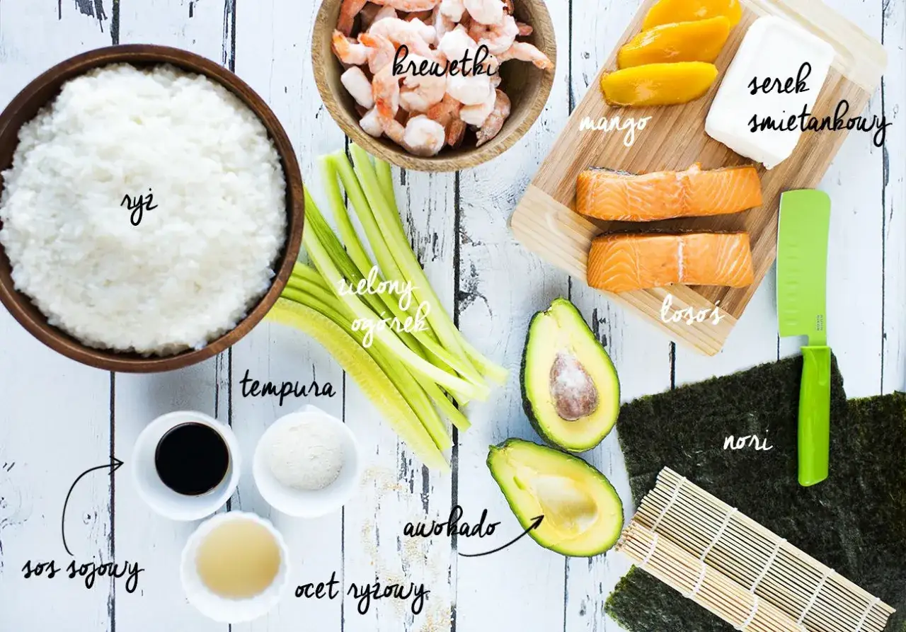 Składniki do sushi: ryż, krewetki, łosoś, awokado, og&oacute;rek, mango, serek, nori, sos sojowy, tempura i ocet ryżowy.