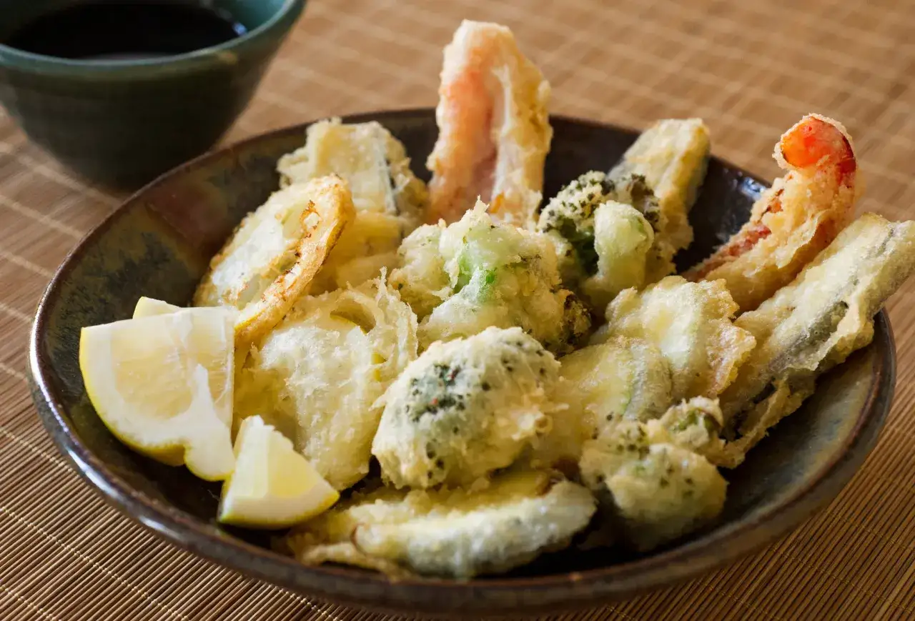 Chrupiąca tempura z krewetkami, brokułami i cytryną. Idealny przepis na tempurę, który zachwyci każdego.