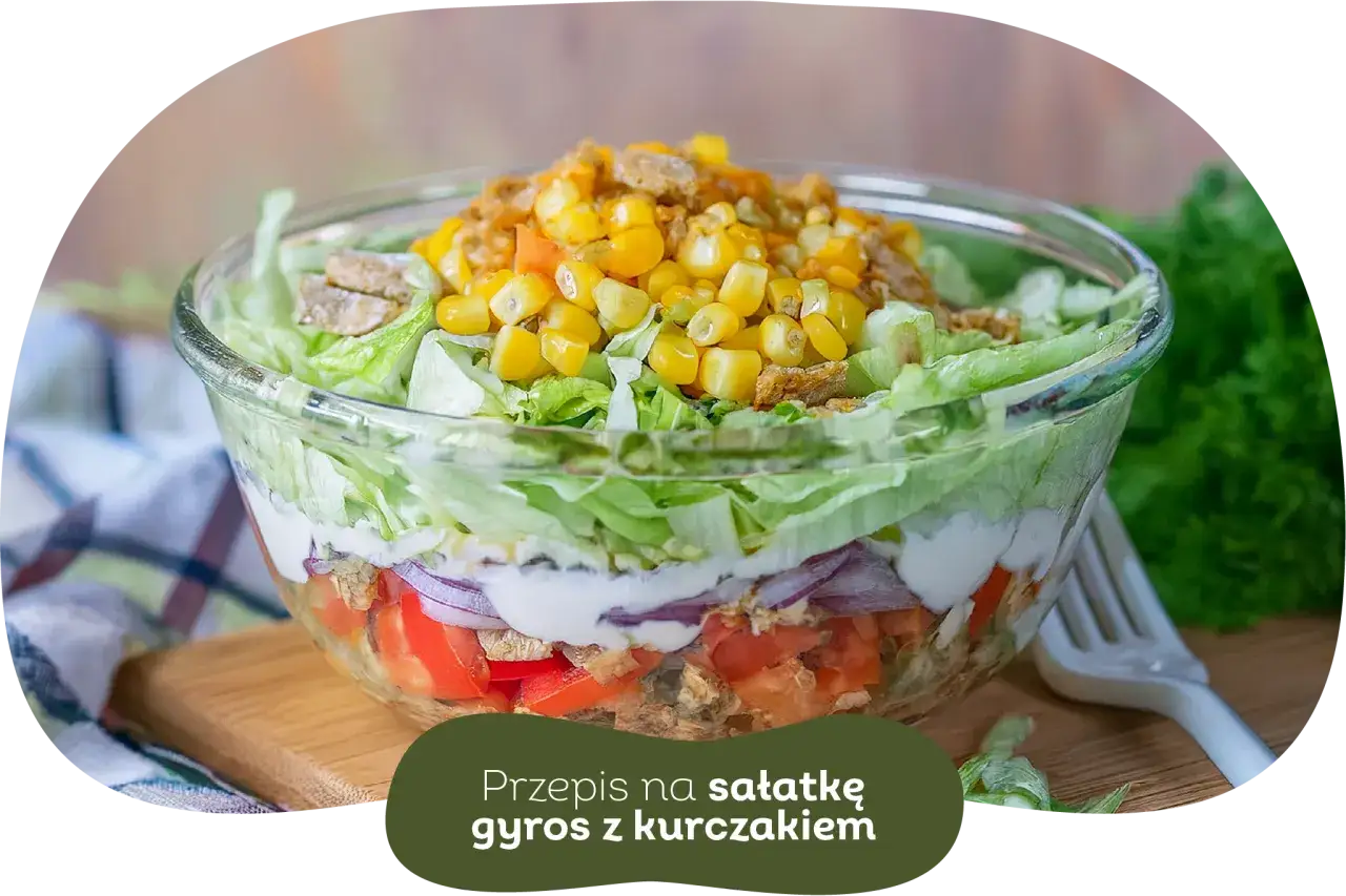 Warstwowa sałatka gyros z kurczakiem, kukurydzą i warzywami. Idealna na obiad lub kolację.