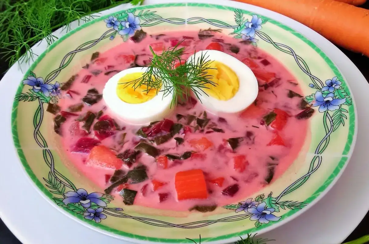 Chłodnik botwina mojej babci, z jajkiem i koperkiem, pachnie latem i domem.