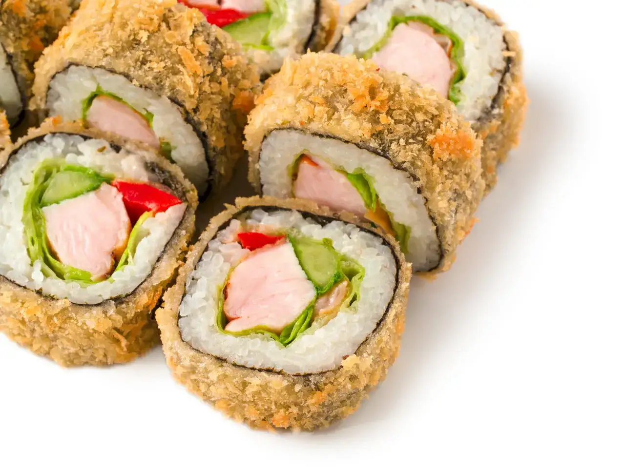 Chrupiące rolki sushi z kurczakiem, sałatą, og&oacute;rkiem i papryką. Idealne składniki co do sushi do środka, panierowane i smażone na złoto.