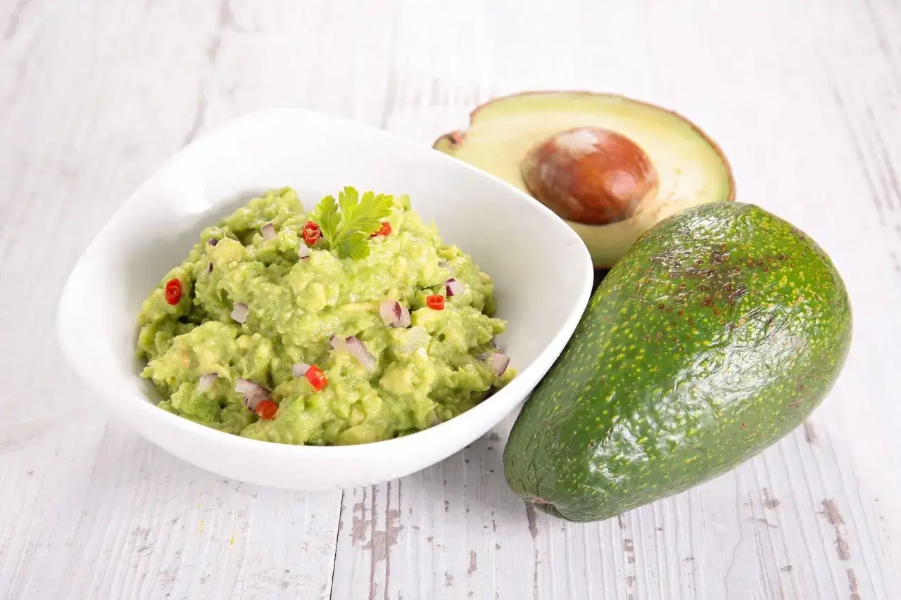 Pyszne guacamole z awokado, cebuli i papryczki chili. Idealne do nachos! Oto jak zrobić guacamole.