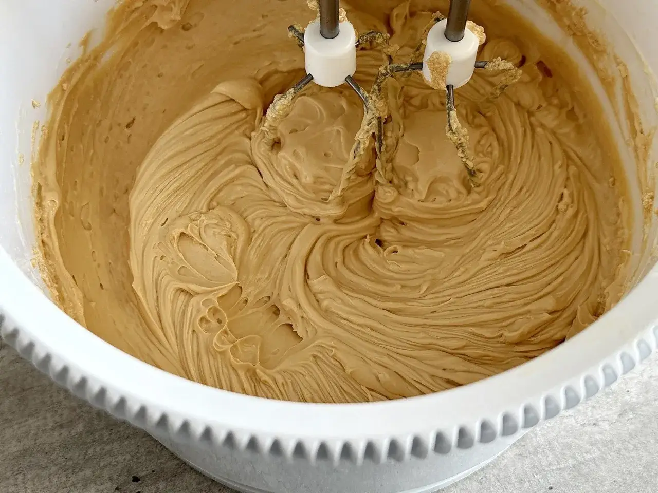 Zwarzony krem z mascarpone w misie miksera. Zobacz, jak uratować zwarzony krem z mascarpone, by znów był idealnie gładki.