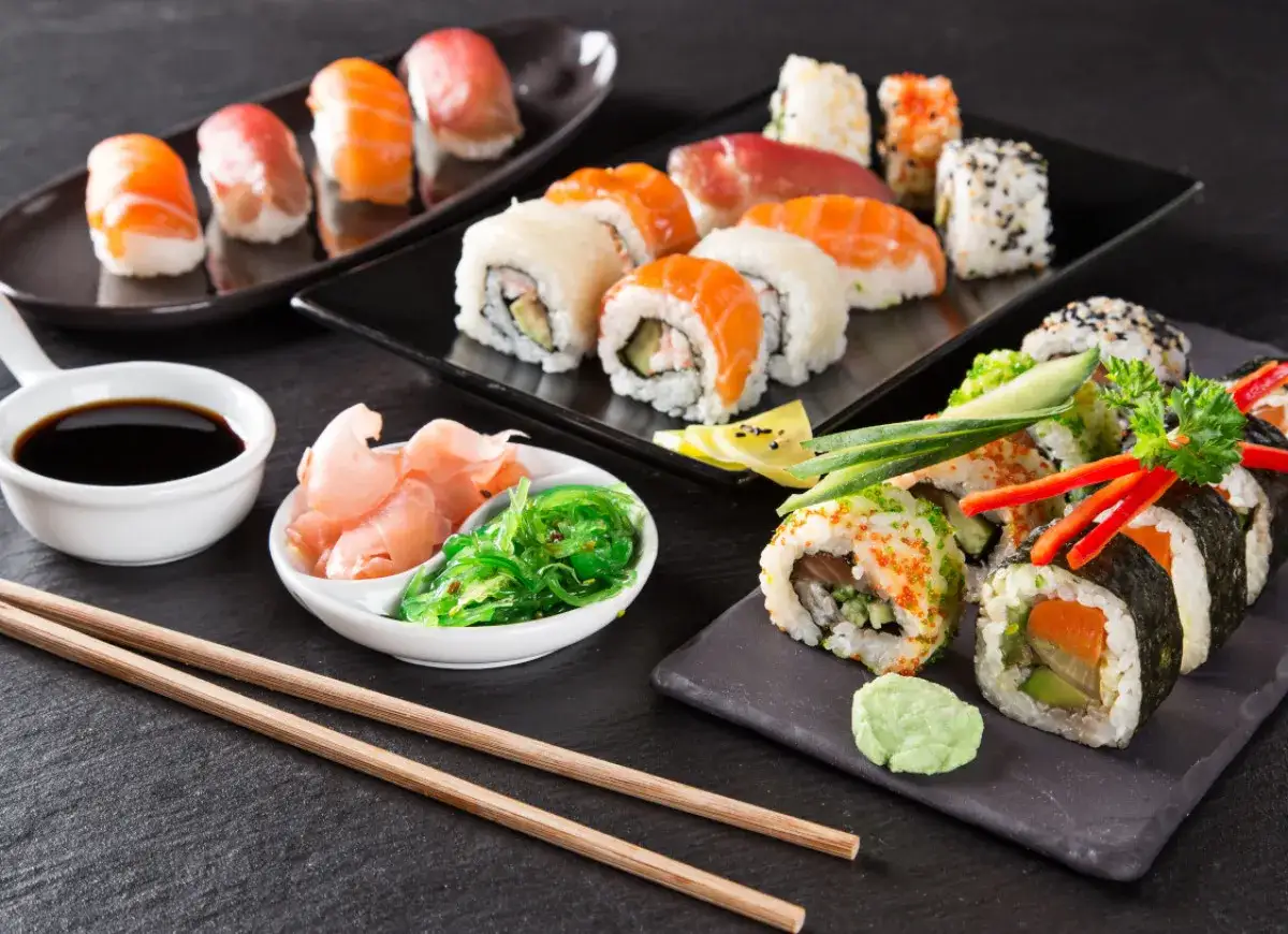 Pyszne sushi z łososiem i awokado, podane z imbirem, wodorostami i sosem sojowym. Idealny wybór, jaki sos sojowy do sushi.