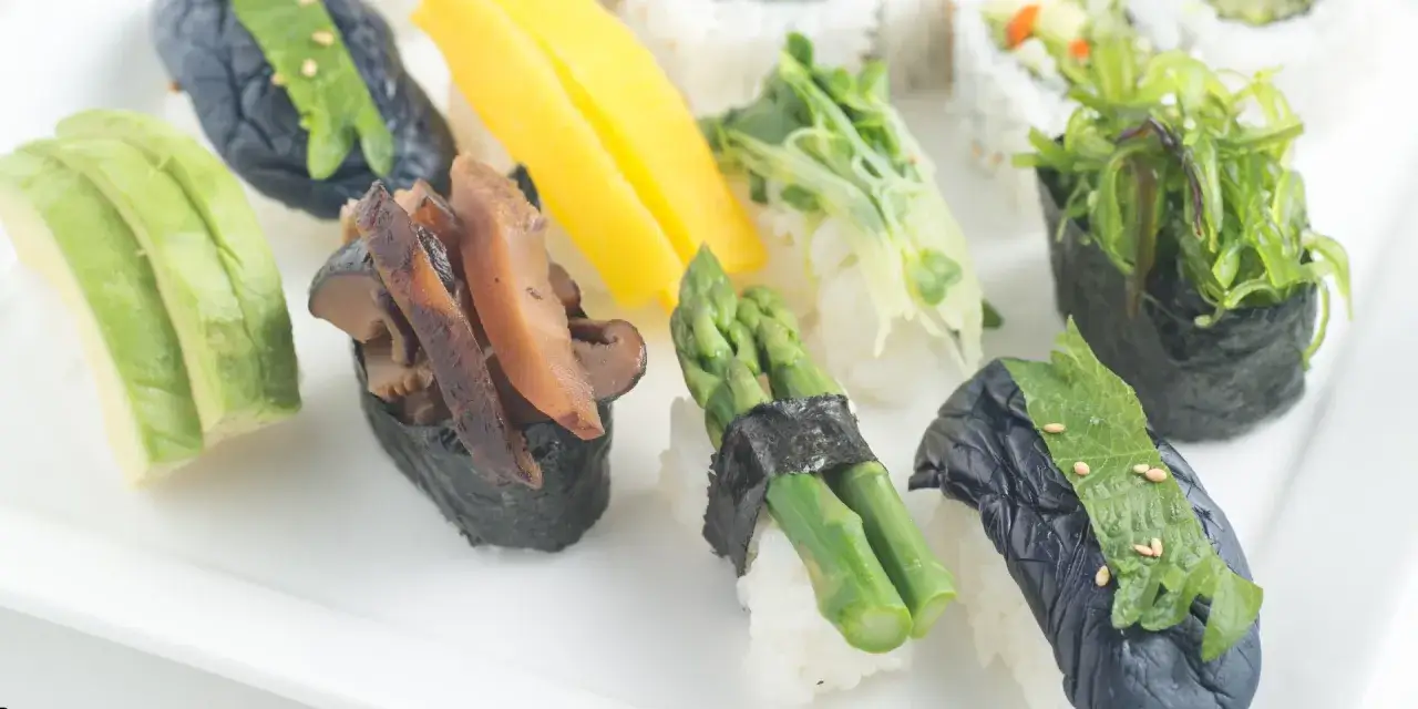 Różnorodne sushi: awokado, grzyby, szparagi, wodorosty. Czy to sushi czy zdrowe? Wybór należy do Ciebie!