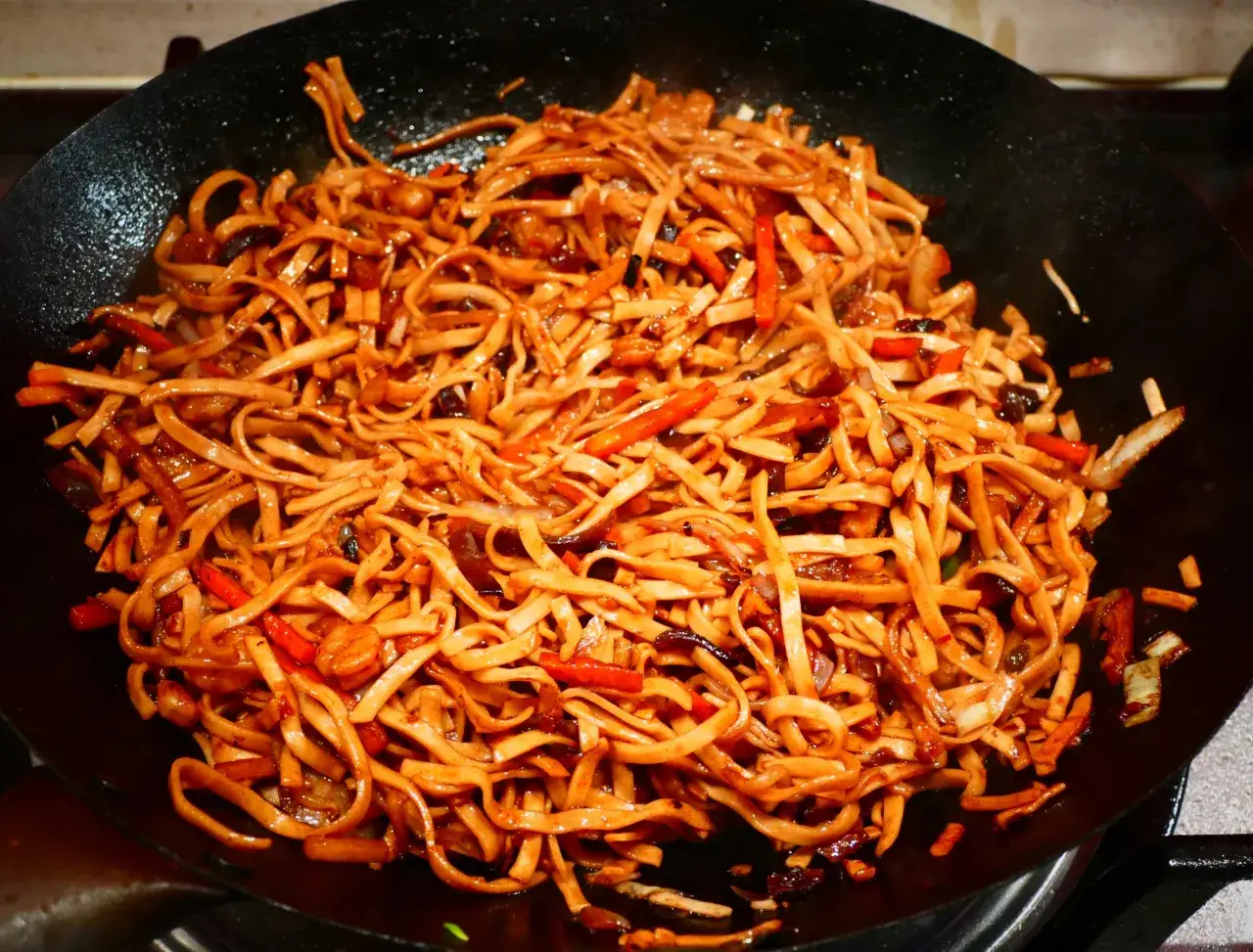 Makaron chow mein zrobiony z pszenicy, z dodatkiem warzyw i krewetek, duszony w sosie.