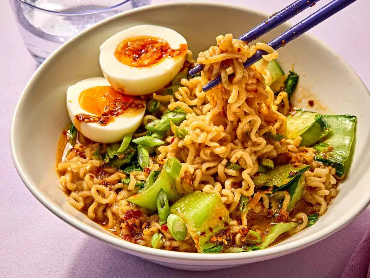 Miseczka pysznego ramen z jajkiem i warzywami. Idealny przepis, jak zrobić ramen w domu.
